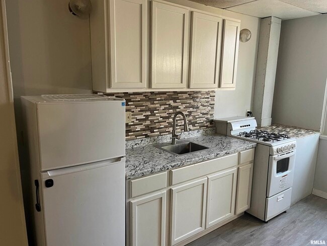 Building Photo - 300 Colona Ave