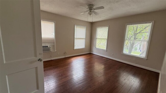 Building Photo - 4402 Roseland St