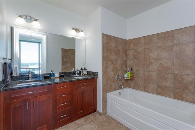 Building Photo - 150 E Robinson St