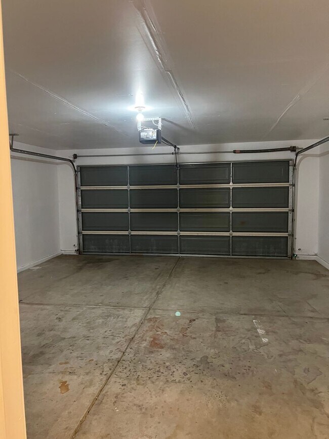 Building Photo - 1548 N Valencia Ct