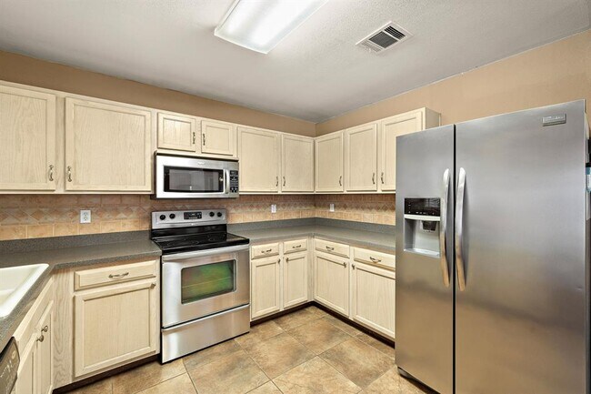 Building Photo - 400 Debora Dr
