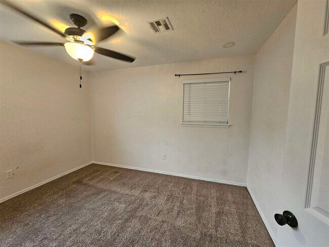 Building Photo - 5418 NW Cottonwood Dr