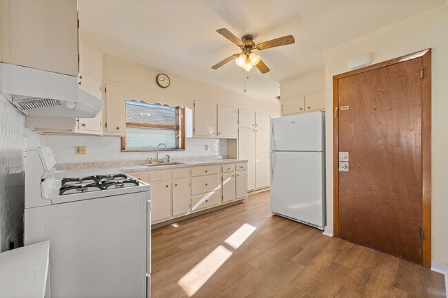 Building Photo - 72 W 33rd St