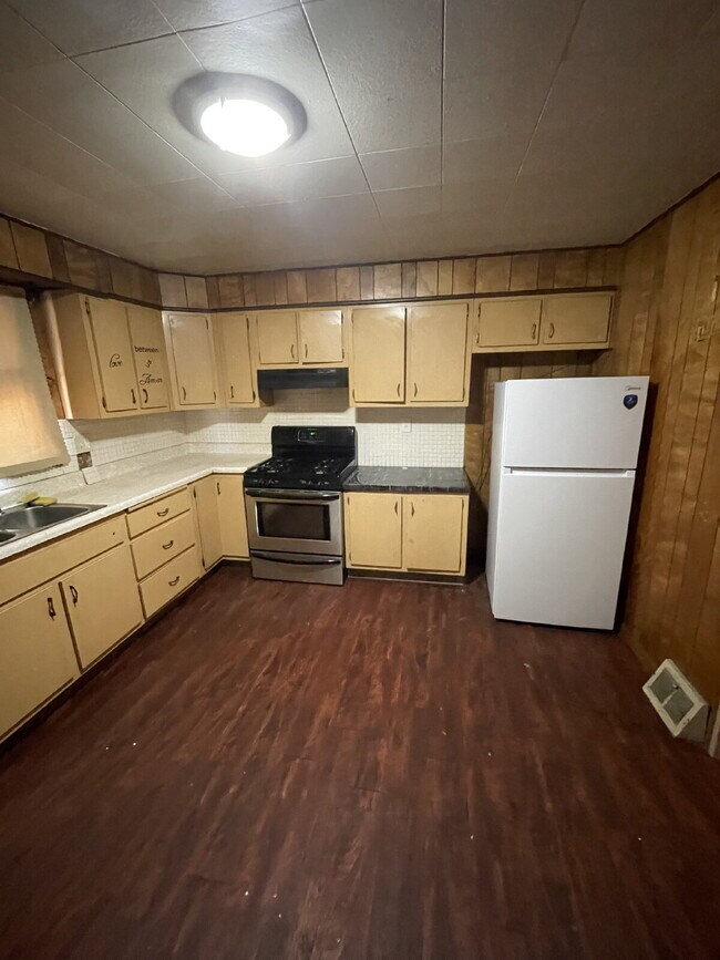 Building Photo - Spacious 3 bedroom with Off street parking!