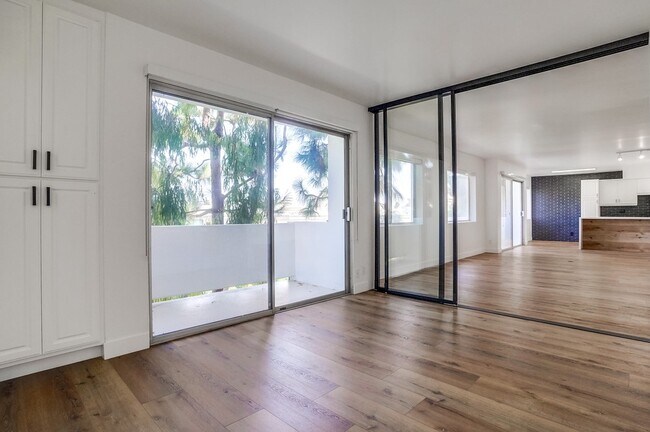 Building Photo - 435 N Oakhurst Dr