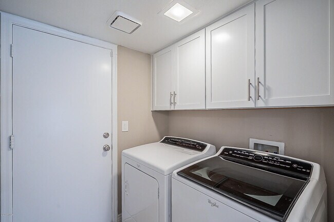 Building Photo - 10527 E Fanfol Ln
