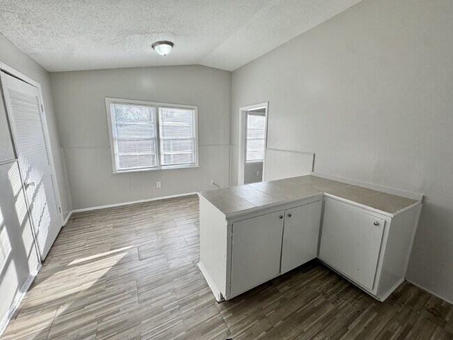 Building Photo - 3462 Mark Twain St