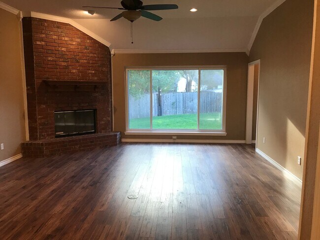 Building Photo - 3/2 super clean and move in ready in MIDWAY ISD