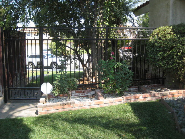 Building Photo - Beautiful Home on Quiet Street