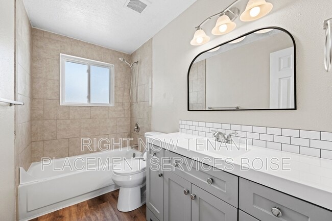 Building Photo - 306 W Maple Ave