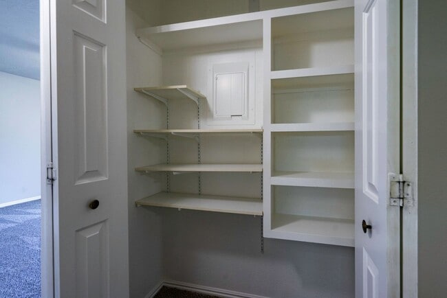 Building Photo - Spacious Updated Townhome in Downtown St. ...