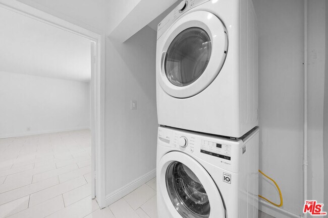 Building Photo - 148 S Reeves Dr