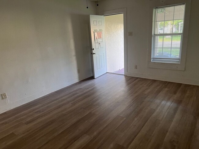 Building Photo - Charming 2BR Duplex in La Porte