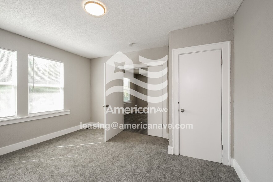 Building Photo - 1939 Chippewa St