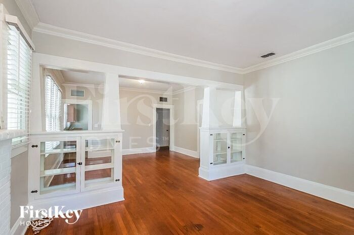 Building Photo - 2111 Myra St