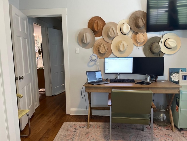 Building Photo - Hyde Park gem with Casita!!!