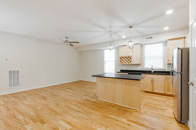Building Photo - 1101 Oakwood Ave