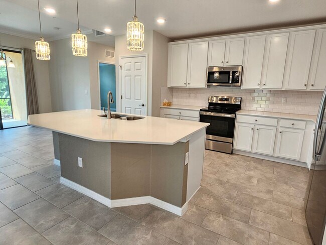 Building Photo - Annual Unfurnished 2 Bedroom 2 Bathroom First Floor Condo with 1 Car Garage in Sarasota National!