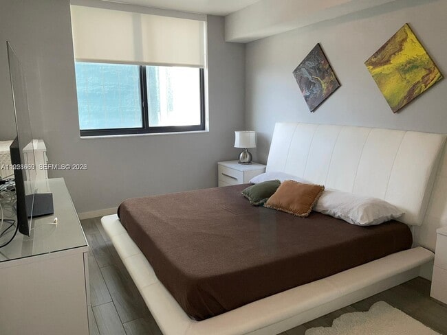 Building Photo - 999 SW 1st Ave