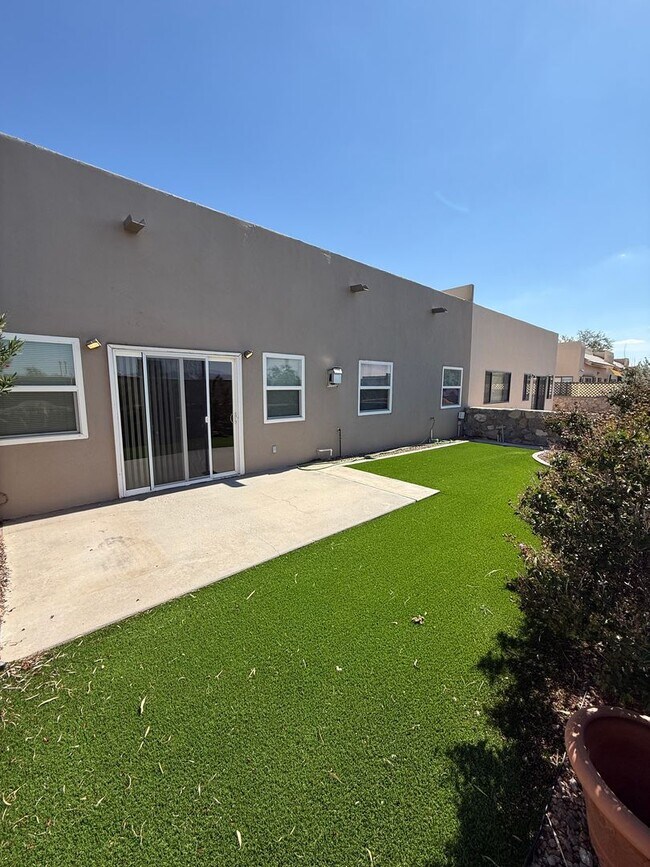Building Photo - Beautiful 2 Bedroom/2 Bath W/ Office