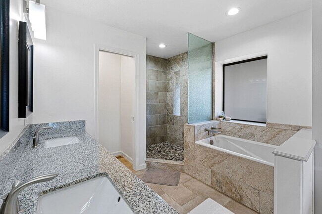 Building Photo - Beautifully Remodeled 3 bed, 3 baths 2 Car...