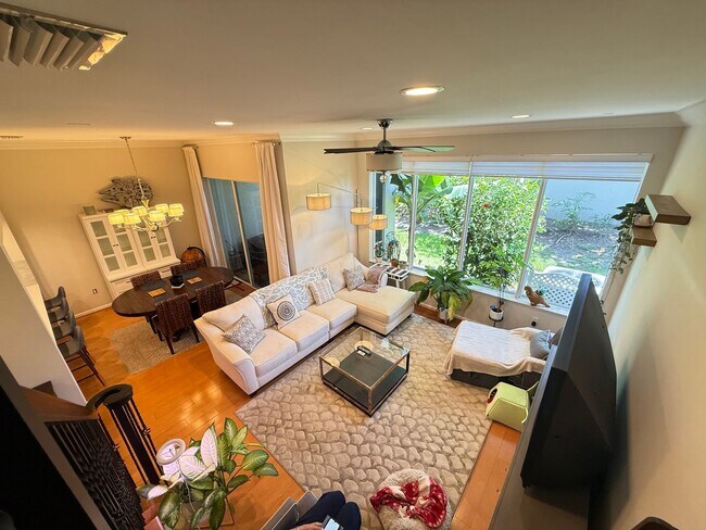 Building Photo - Two-story Upscale Townhouse located at Bel...