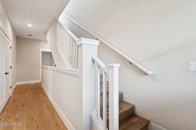 Building Photo - 1400 E Bethany Home Rd