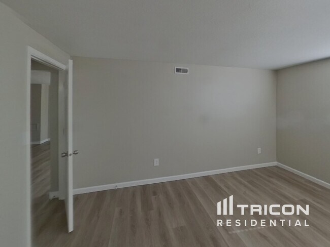 Building Photo - 4201 NE 51st St