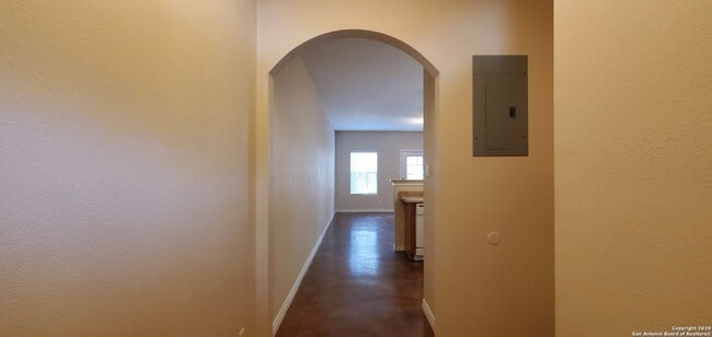 Building Photo - Newly Renovated Town-home