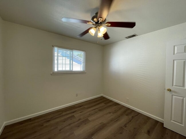 Building Photo - Centrally Located, Nicely Updated Througho...