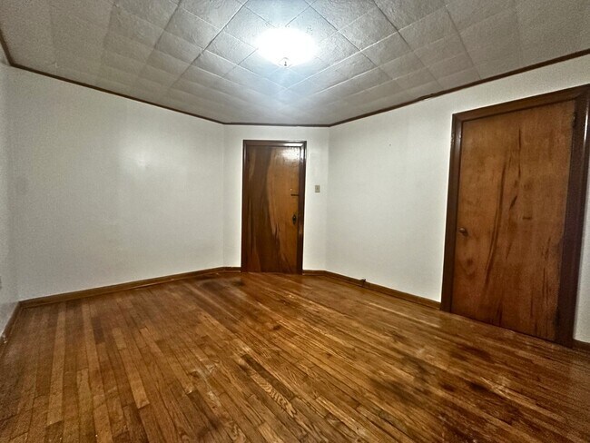 Building Photo - 704 E Thomas St