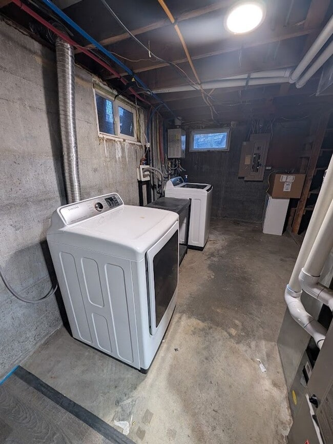 Building Photo - Fantastic 3 Bedroom Clarkston House with F...