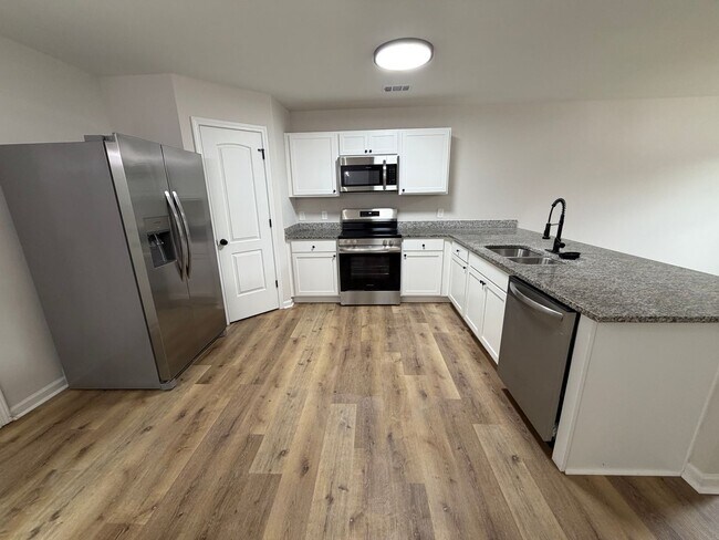 Building Photo - 4 Bedrooms, 3 Bathrooms - Home in West Rome!