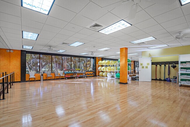 Building Photo - 5 Westgate Ln