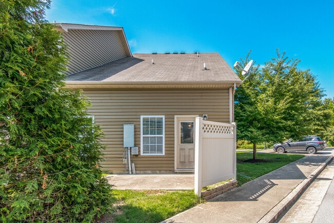 Building Photo - This 3 BR/2.5 BA Oak Hill Townhome Should Satisfy Your Standards!!!