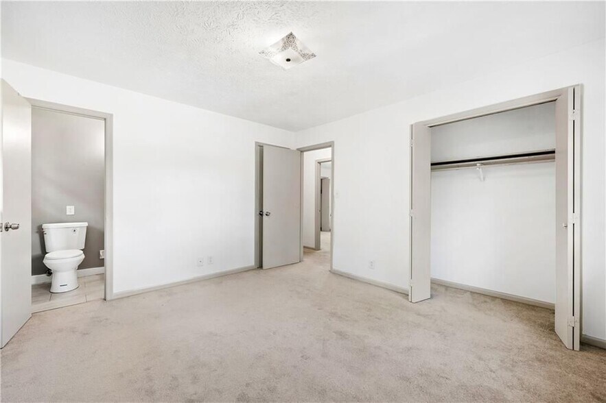 Building Photo - 4531 S Roberts Dr