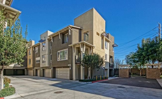 Building Photo - BRIGHT & PRIVATE, END CORNER UNIT, 2BR/2.5BA CONDO IN THE FUSION COMPLEX CLOSE TO EVERYTHING & 5 ...