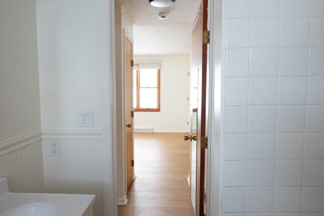 Building Photo - 1000 Larchwood Rd