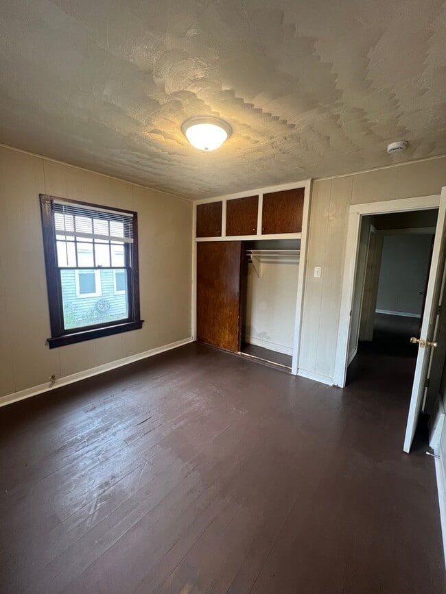 Building Photo - Spacious 2 Bedroom Southside Holland