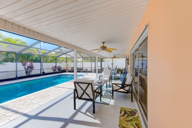 Building Photo - 3-Bedroom, 2-Bath Seminole Home – Fully Furnished & Move-In Ready!