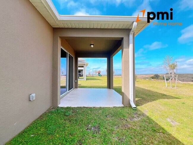 Building Photo - "Stunning 4-Bed Home with 2.5 Baths & Spac...