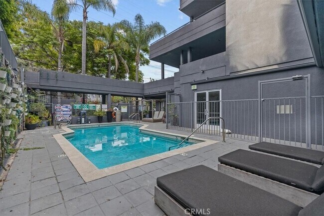 Building Photo - 939 Palm Ave