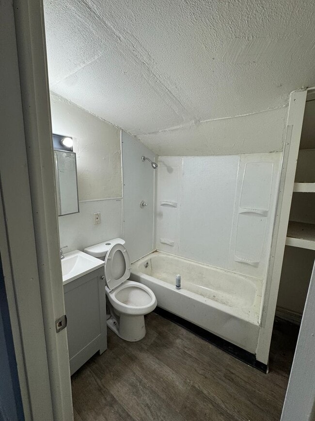 Building Photo - 2 Bed/ 1 Bath Apartment!