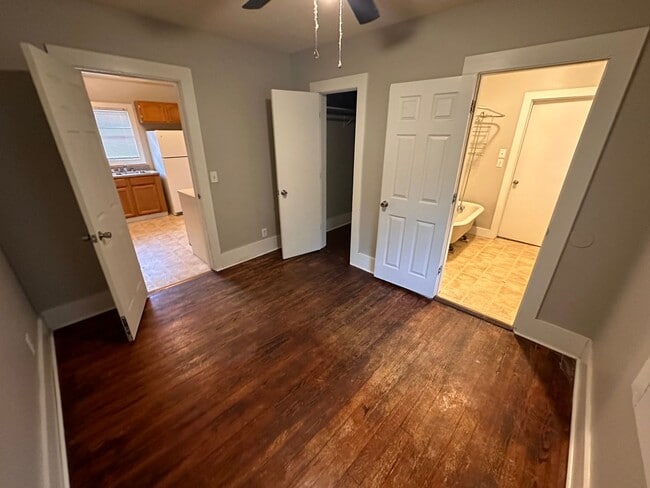 Building Photo - $825 - 2 bedroom/ 1 bathroom - Single Fami...