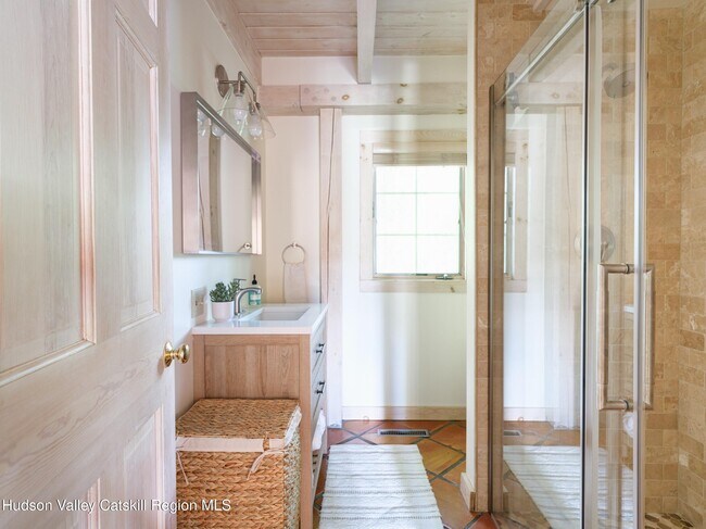 Building Photo - 121 Queechy Lake Dr