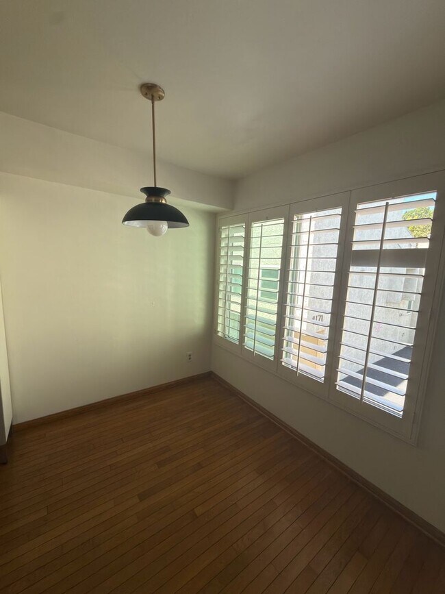 Building Photo - DESIRABLE TWO BEDROOM TWO BATH HOME IN STUDIO CITY