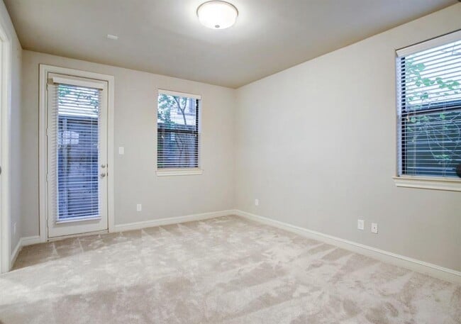Building Photo - 1853 Dart St