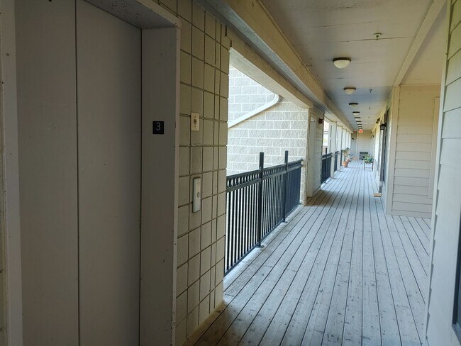 Building Photo - $1,550 | 2 Bedroom, 2 Bathroom Condo | No ...