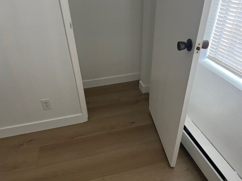 Building Photo - 2025 E 20th St