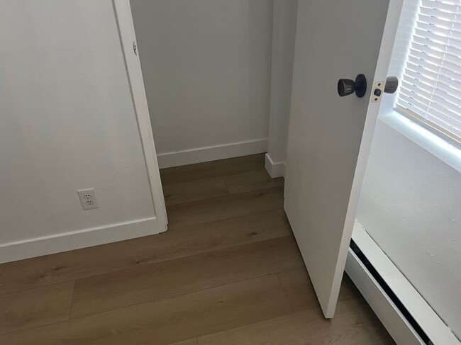 Building Photo - 2025 E 20th St